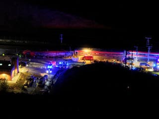 Uma imagem de drone mostra serviços de emergência no local de um descarrilamento fatal de um trem depois que um trem de alta velocidade descarrilou e colidiu com outro trem que se aproximava perto de Adamuz, província de Córdoba, Espanha, em 19 de janeiro de 2026.